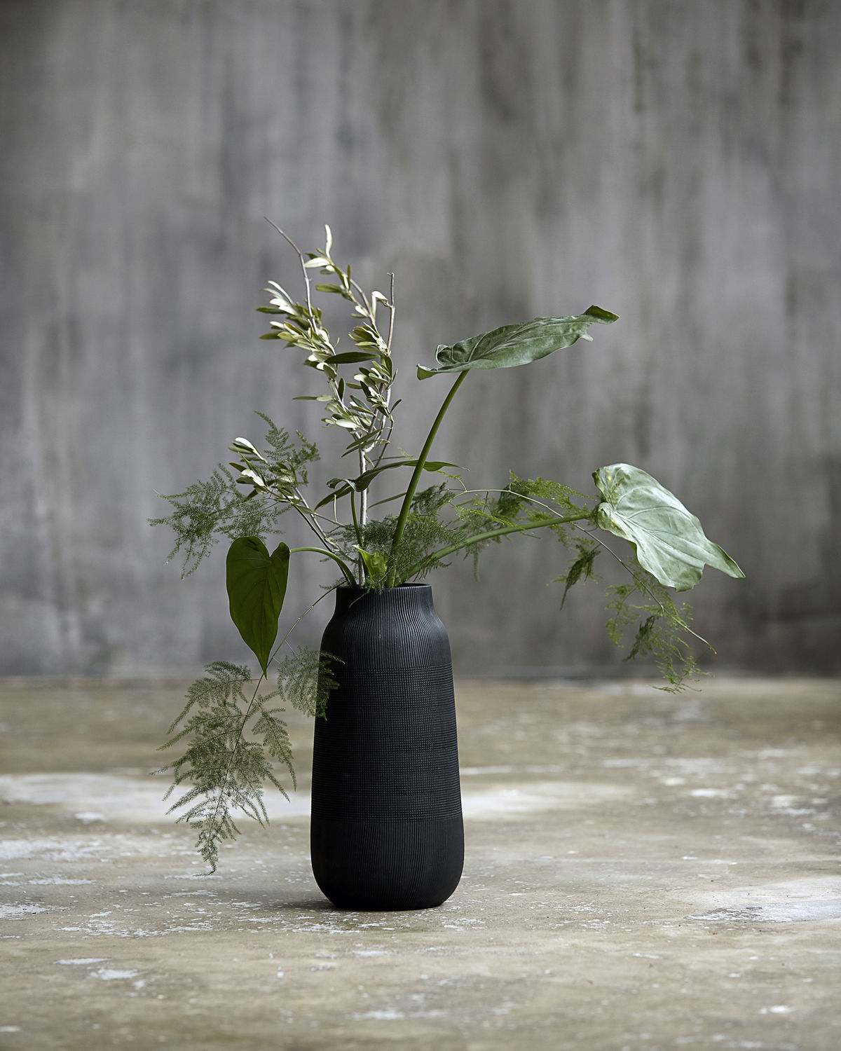 Groove vase tall - Black