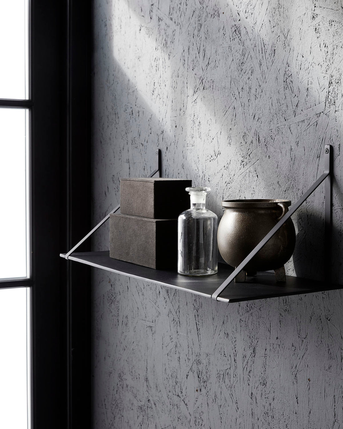 Lemmy shelf with iron hanger - Black - Stable Home Garden
